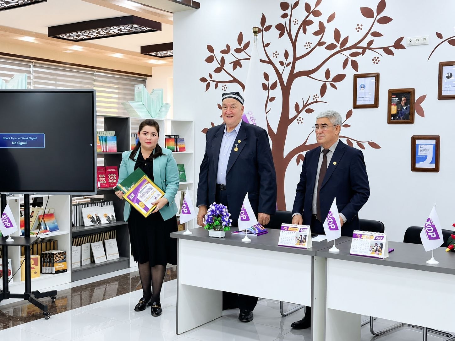 📚 “MULOQOT, HAMKORLIK VA TARAQQIYOT SAMMITI ” KITOBI SOVG‘A QILINDI